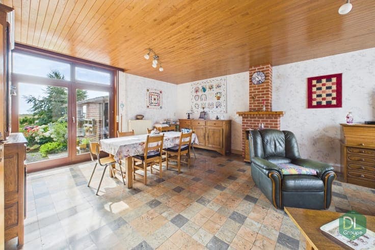 Attractive three-sided house with garage and garden