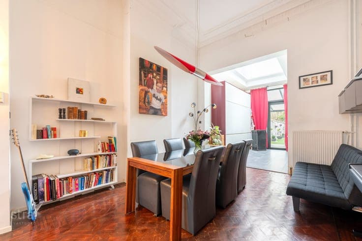 Klassevol Herenhuis met 6 slaapkamers met grote zonnige tuin