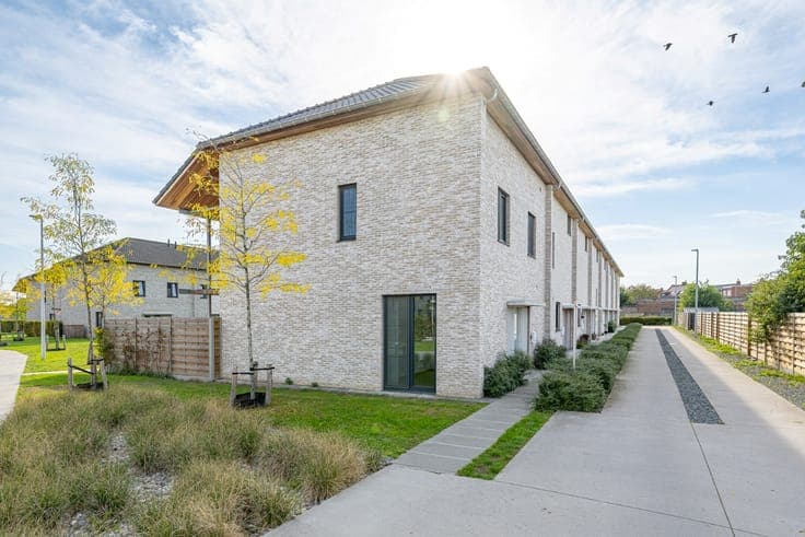 Recent semi-detached house with EPC A, 3 bedrooms, garden,