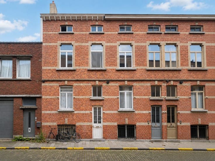 Te renoveren bel-étage stadswoning in vooroorlogse bouwst...