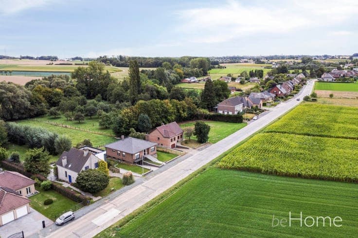 Detached bungalow with 4 bedrooms, full basement and south-