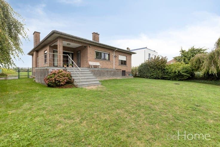 Detached bungalow with 4 bedrooms, full basement and south-