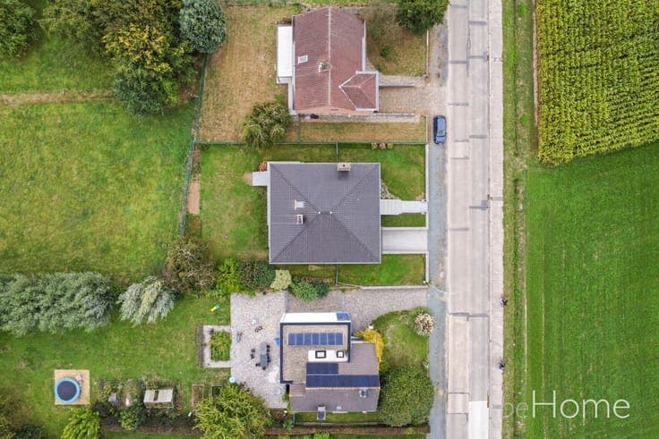 Detached bungalow with 4 bedrooms, full basement and south-