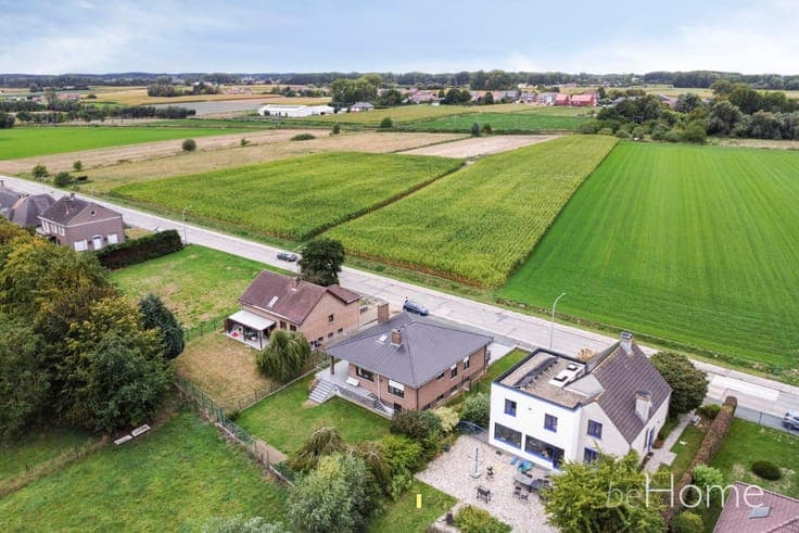 Detached bungalow with 4 bedrooms, full basement and south-