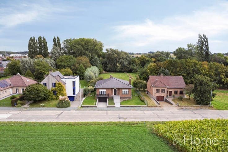 Detached bungalow with 4 bedrooms, full basement and south-