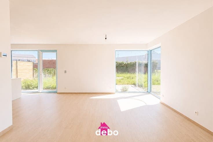 Instapklare nieuwbouwwoning met carport en lichtrijke lee...