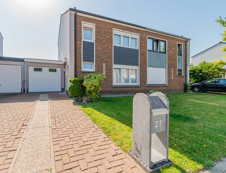 Well-maintained semi-detached house with 3 bedrooms and gara