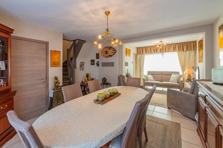 Well-maintained semi-detached house with 3 bedrooms and gara