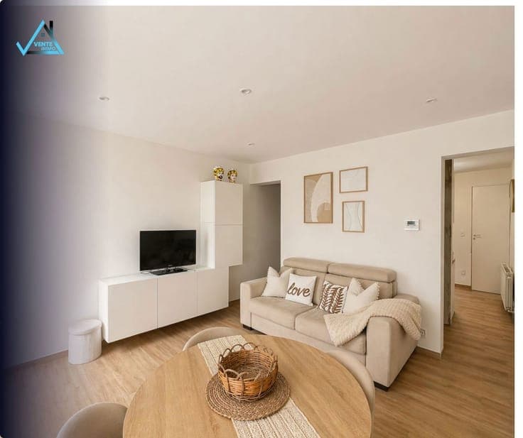 Renovated semi-detached house with garden and convertible at