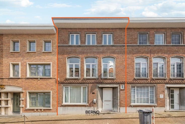 Gerenoveerde woning met 5 slaapkamers en parkeerplaats