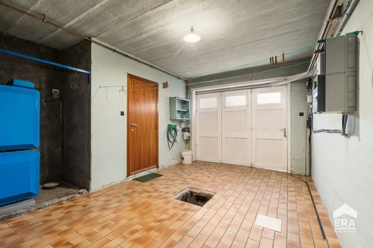 Solid home with 4 bedrooms, garage and garden near Aalst