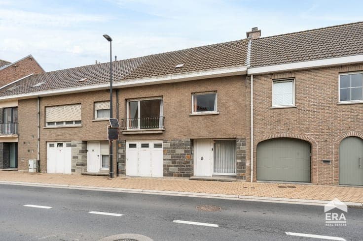 Solid home with 4 bedrooms, garage and garden near Aalst
