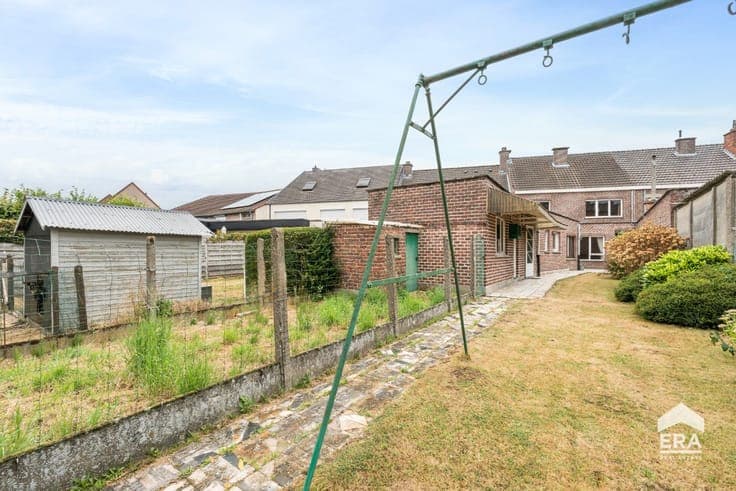 Solid home with 4 bedrooms, garage and garden near Aalst