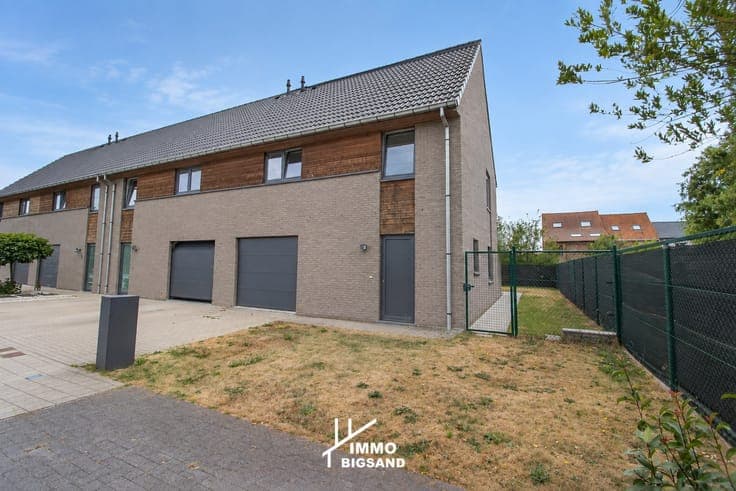 Halfopen nieuwbouwwoning te koop in rustige woonwijk met ...