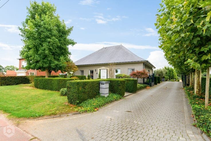 Instapklare villa met 5 slpkrs en zwembad op een perceel ...