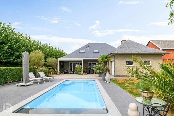 Instapklare villa met 5 slpkrs en zwembad op een perceel ...