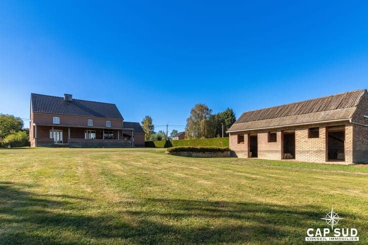 Character property in a picturesque countryside setting