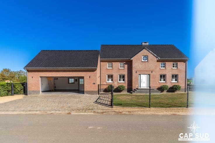 Character property in a picturesque countryside setting