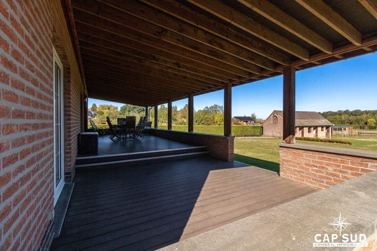 Character property in a picturesque countryside setting