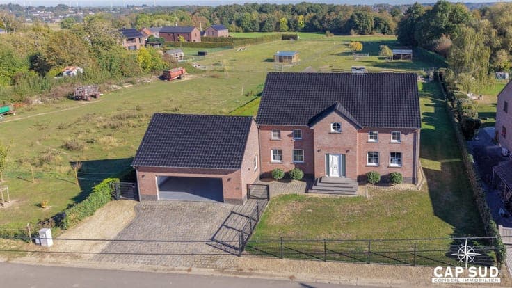 Character property in a picturesque countryside setting