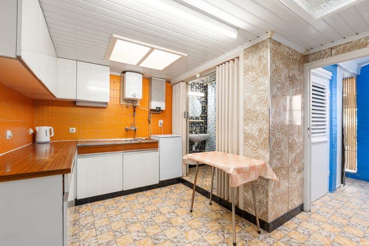 Centraal gelegen te renoveren rijwoning met garage en uit...