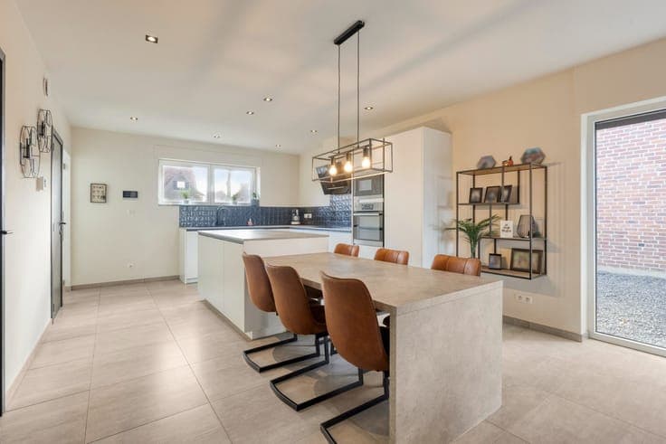 Instapklare woning met mooie tuin te koop
