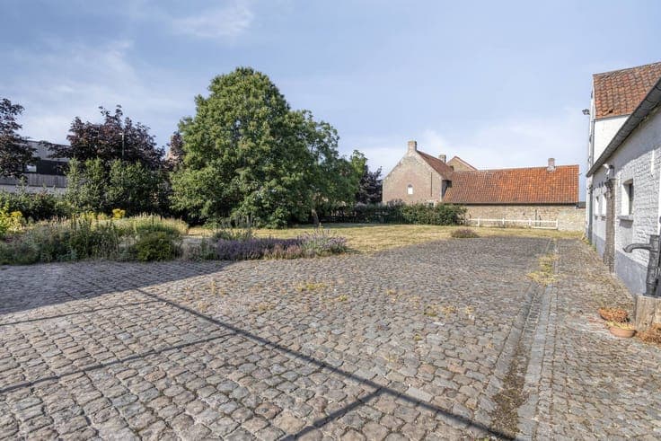 Versatile farmhouse to renovate for sale in Jabbeke