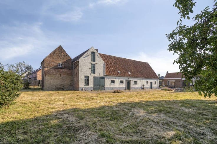 Versatile farmhouse to renovate for sale in Jabbeke