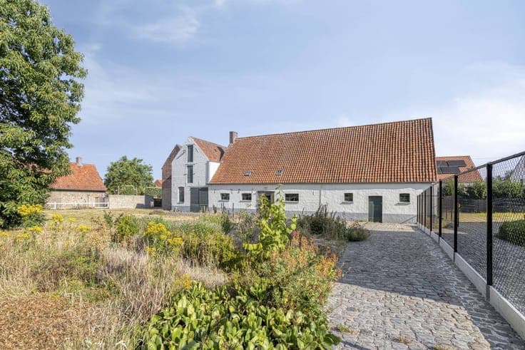 Versatile farmhouse to renovate for sale in Jabbeke