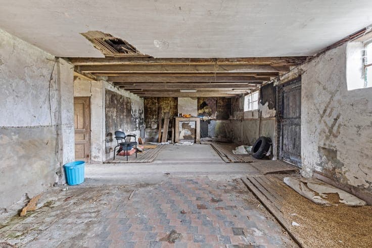 Versatile farmhouse to renovate for sale in Jabbeke