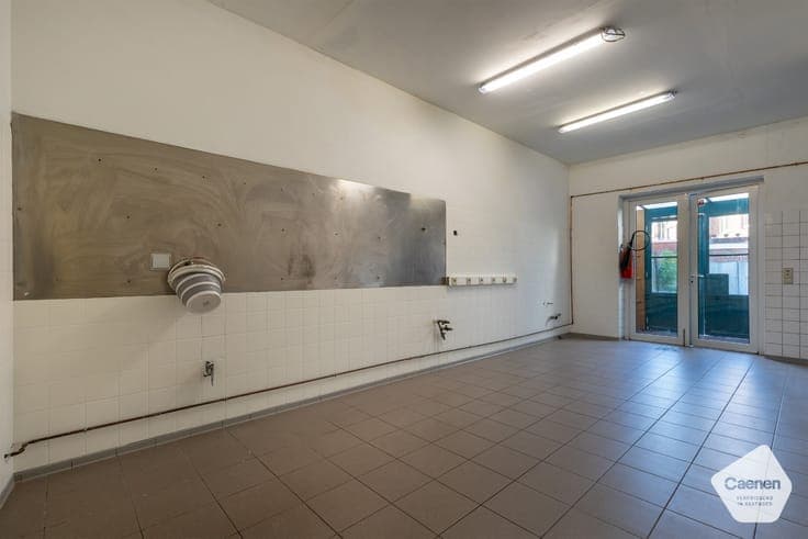 GOED GELEGEN HANDELSWONING IN HET CENTRUM VAN ASSEBROEK