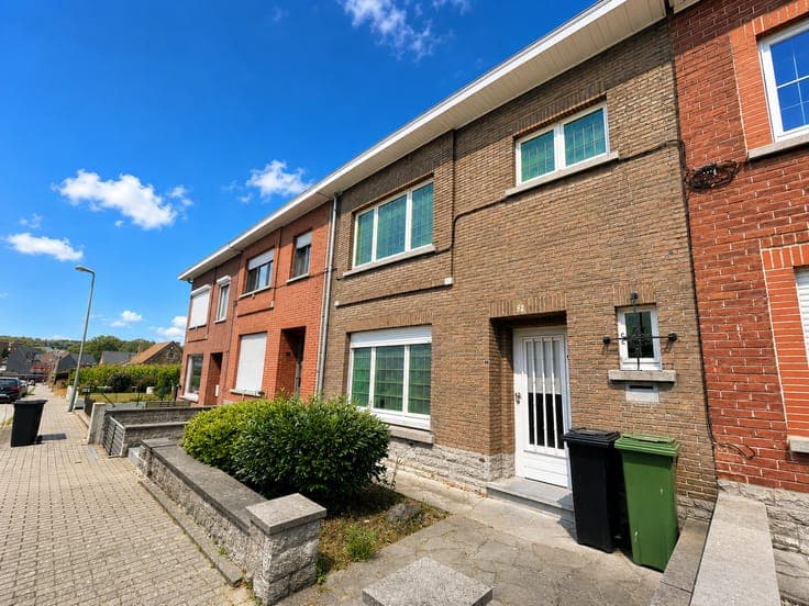A 3/4-bedroom house with a garden and plenty of potential!