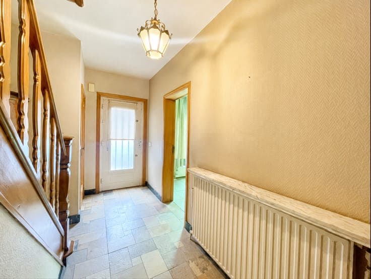 A 3/4-bedroom house with a garden and plenty of potential!