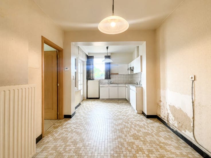 A 3/4-bedroom house with a garden and plenty of potential!