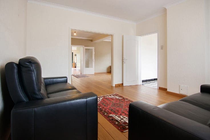 TRADITIONELE WONING VLAK BIJ DE STAD EN HET KANAAL