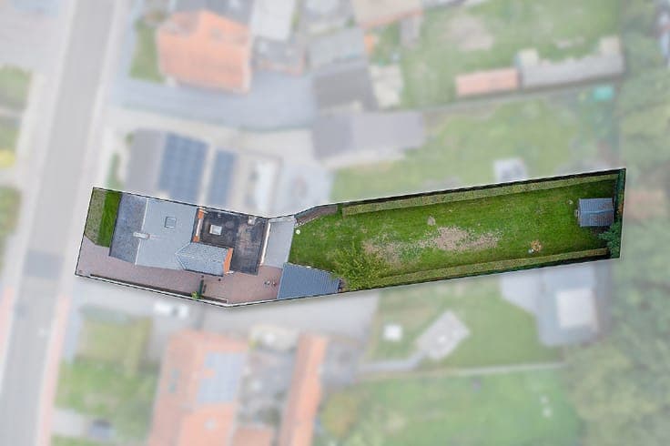 TRADITIONELE WONING VLAK BIJ DE STAD EN HET KANAAL