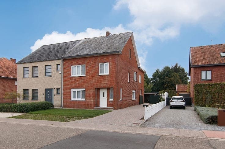 TRADITIONELE WONING VLAK BIJ DE STAD EN HET KANAAL