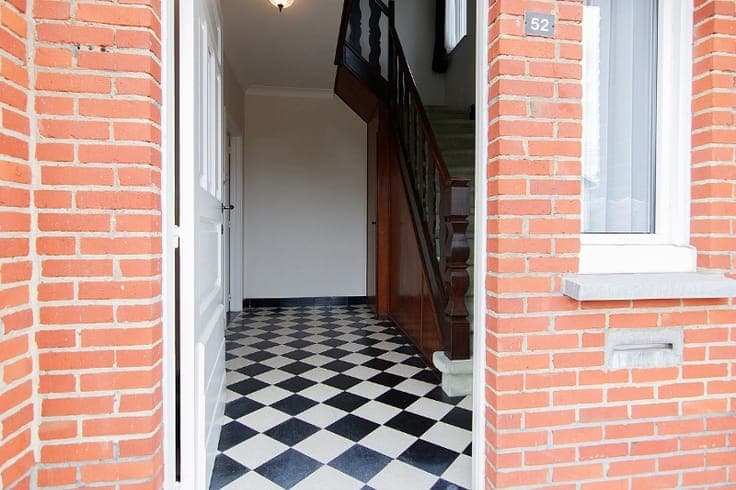 TRADITIONELE WONING VLAK BIJ DE STAD EN HET KANAAL