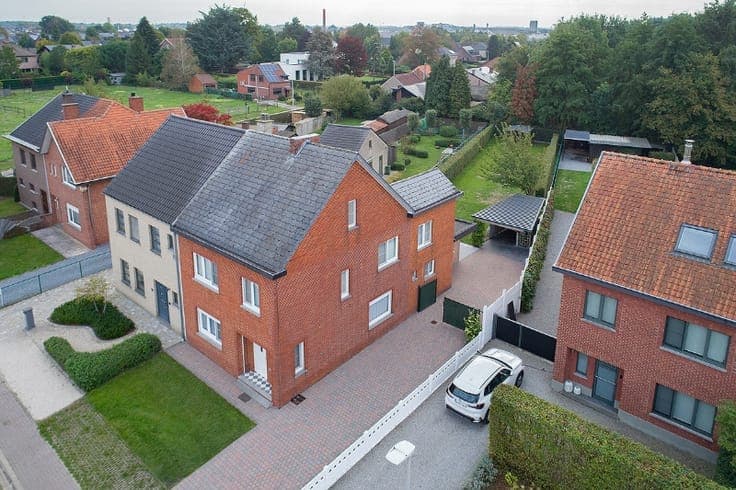TRADITIONELE WONING VLAK BIJ DE STAD EN HET KANAAL