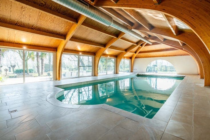 Spacious villa with indoor swimming pool on a 6,426 m² esta