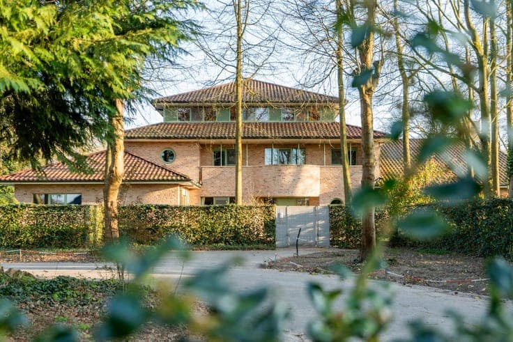 Spacious villa with indoor swimming pool on a 6,426 m² esta