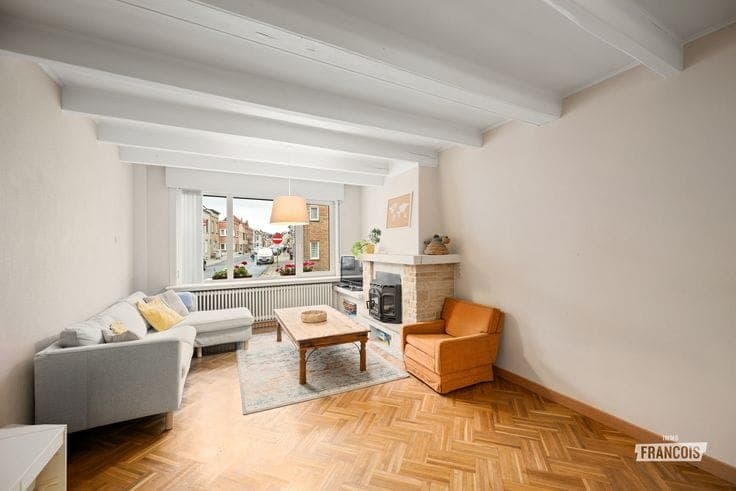 Spacious family home with 4 bedrooms and sunny courtyard in…
