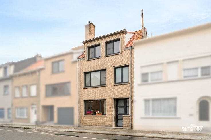 Spacious family home with 4 bedrooms and sunny courtyard in…