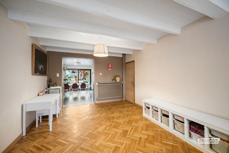 Spacious family home with 4 bedrooms and sunny courtyard in…