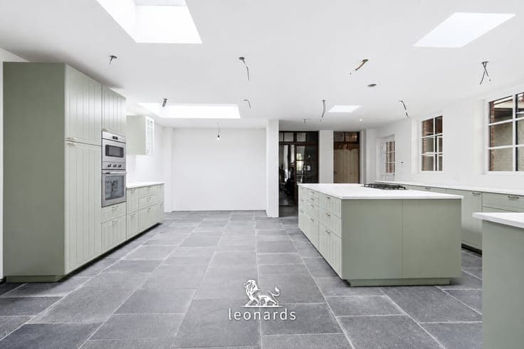 Spacious home with a workshop and garden in a prime location