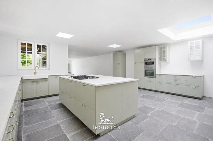 Spacious home with a workshop and garden in a prime location