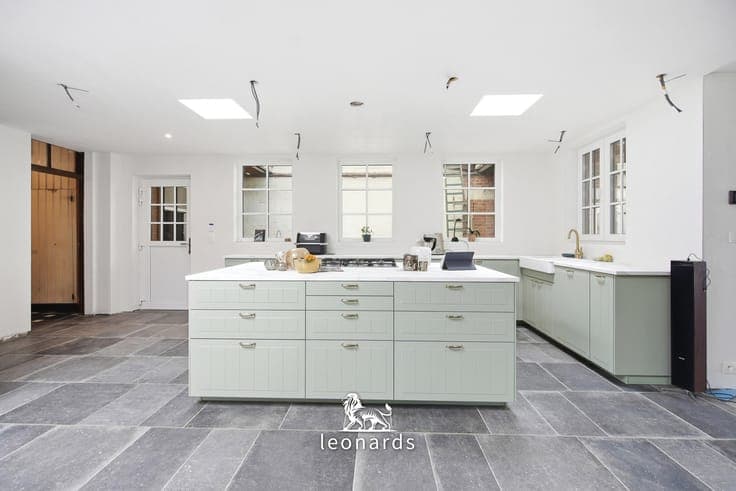 Spacious home with a workshop and garden in a prime location