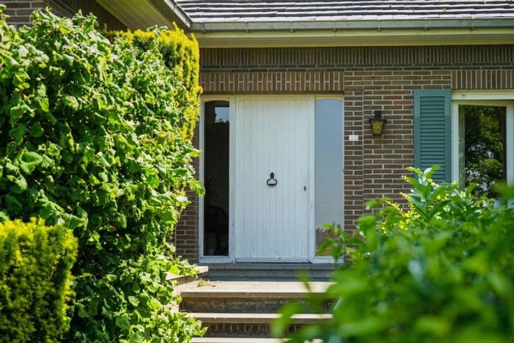 Detached villa with space, privacy and great potential.