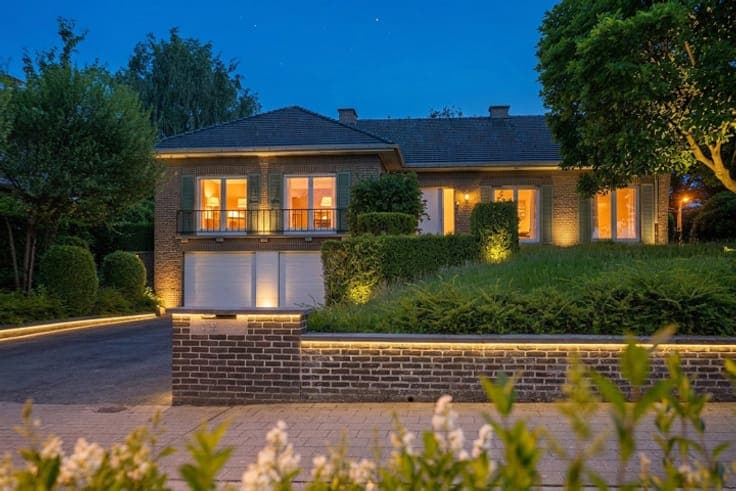 Detached villa with space, privacy and great potential.