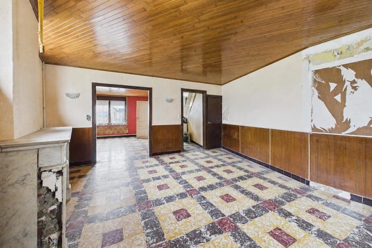 Three-sided house with potential for renovation and a garden